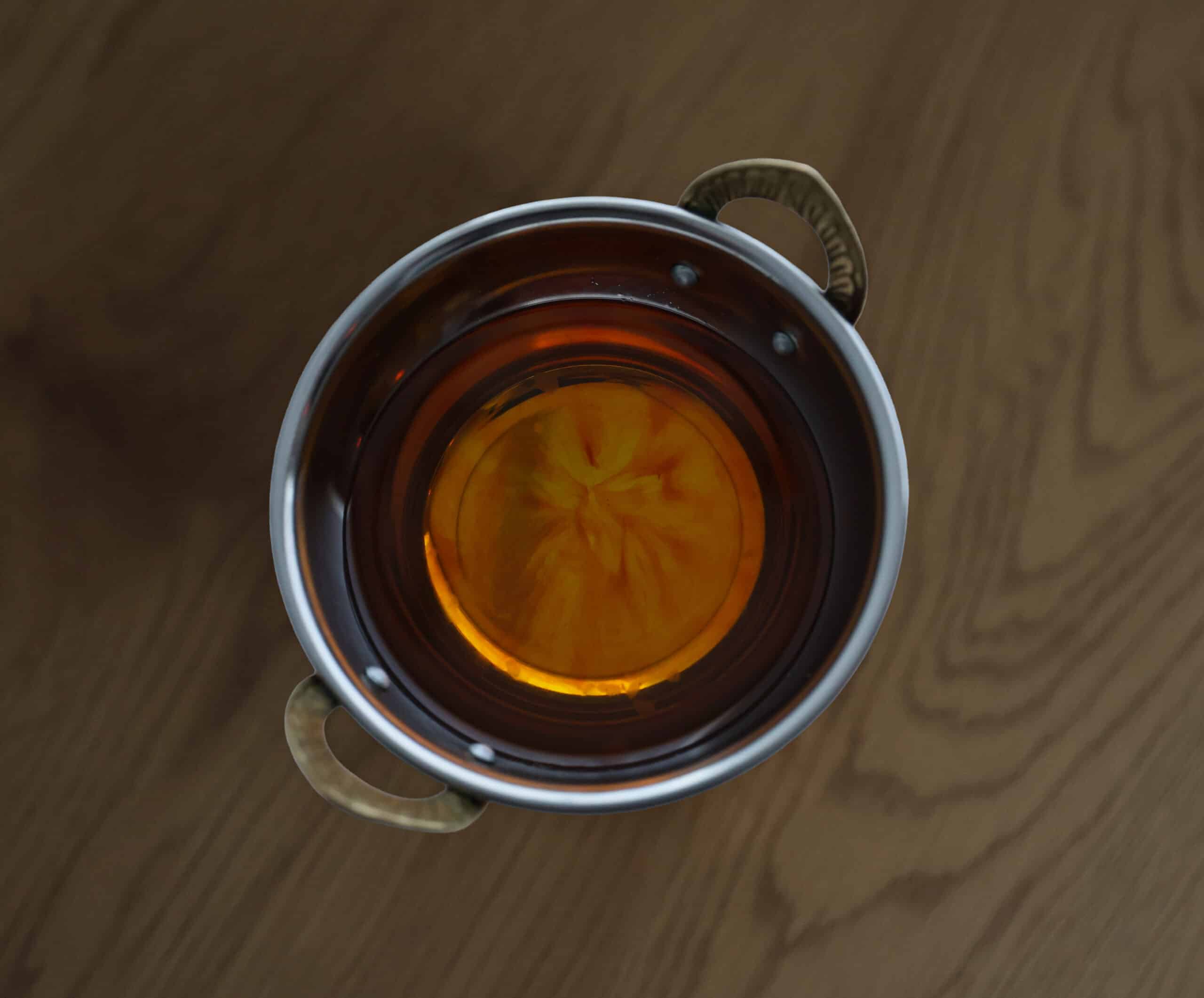Warme kruidenolie voor massage