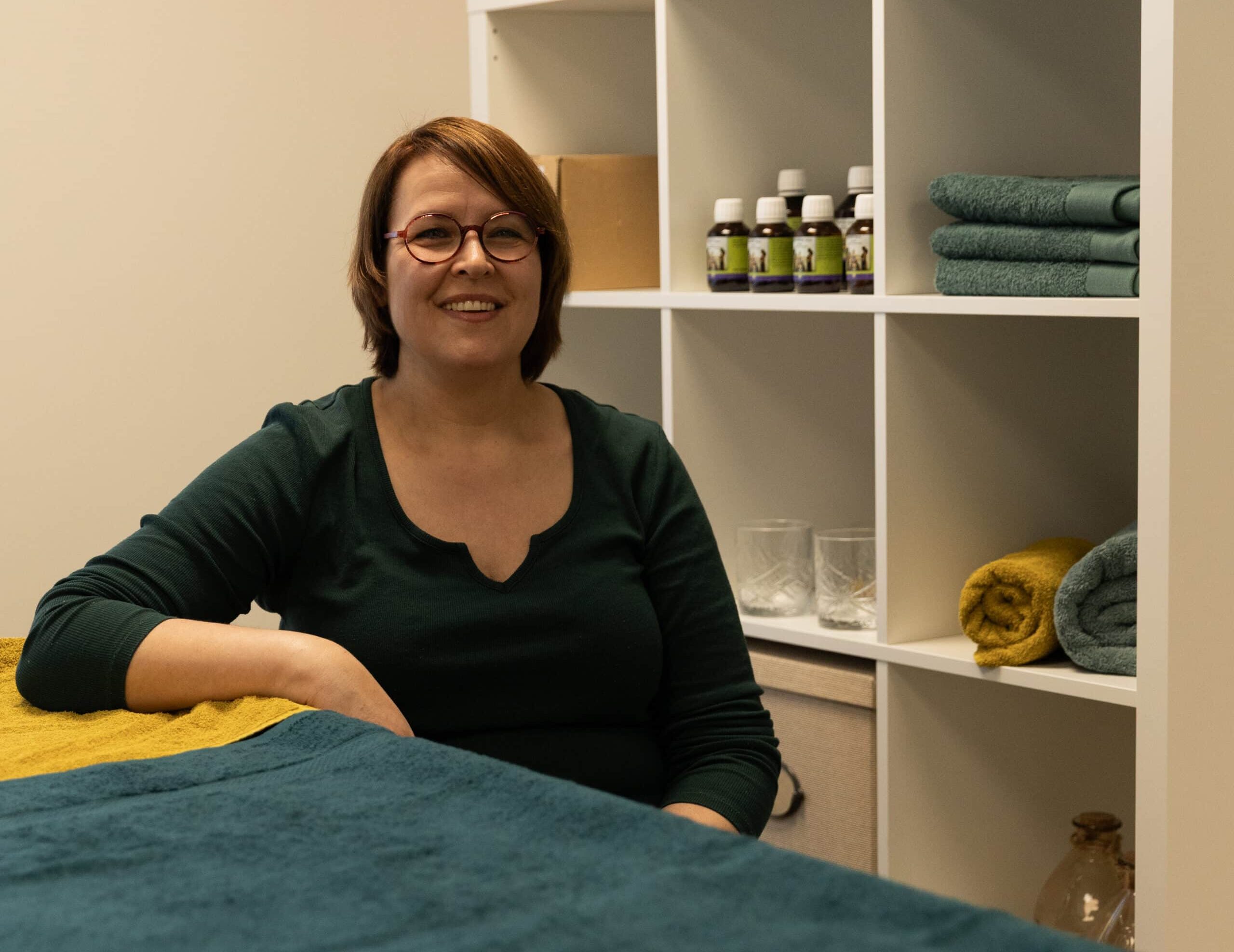 Portretfoto van Cora in massageruimte Purusha
