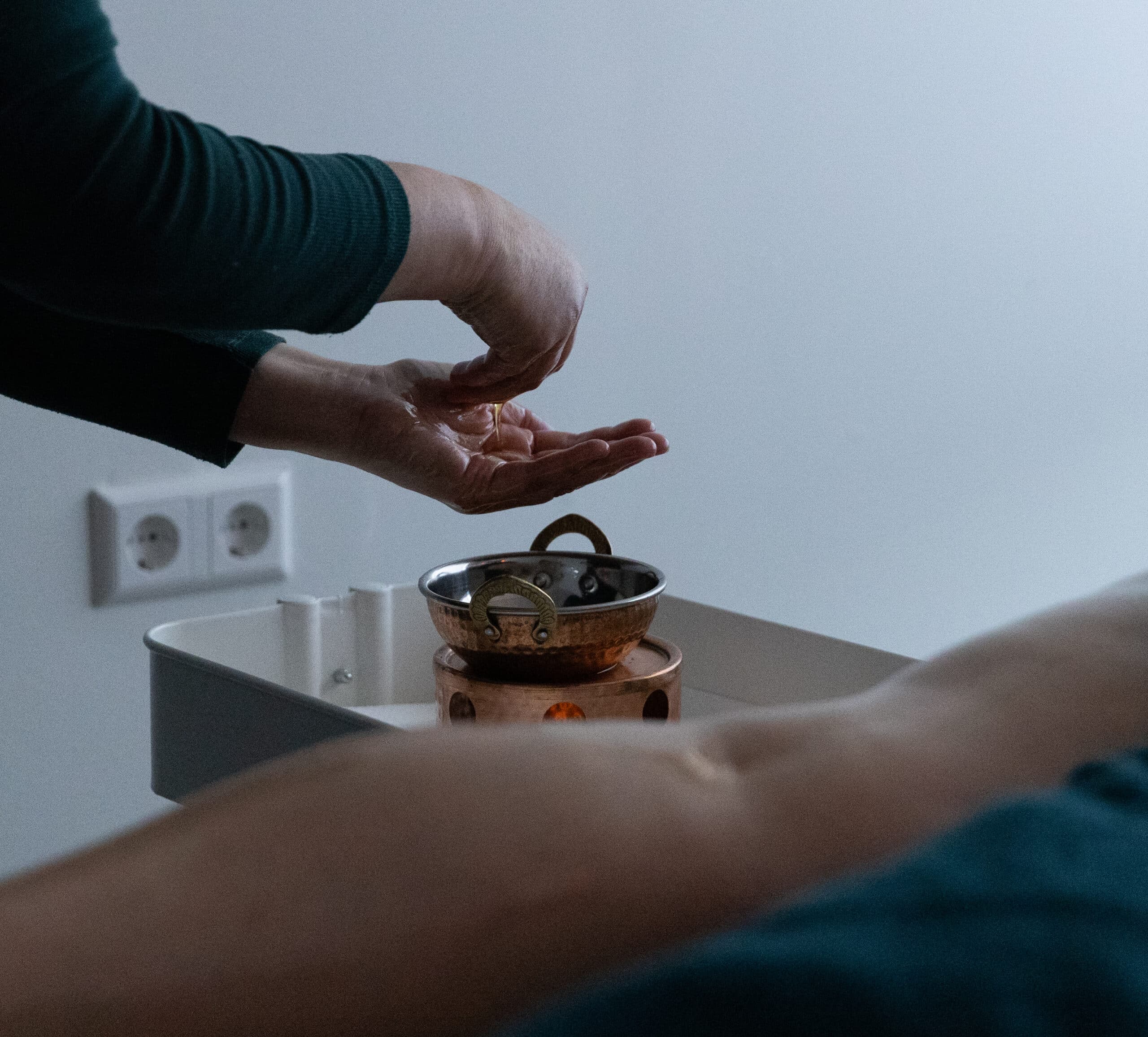 Warme kruidenolie voor massage